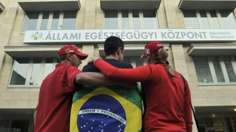 Felipes Masas atbalstītāja ir līdzās sportistam arī pie slimnīcas
Foto: SCANPIX SWEDEN