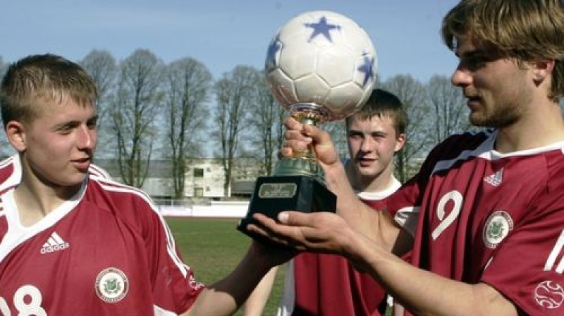 Latvijas U-19 izlases futbolisti ar Baltijas kausu
Foto: LFF