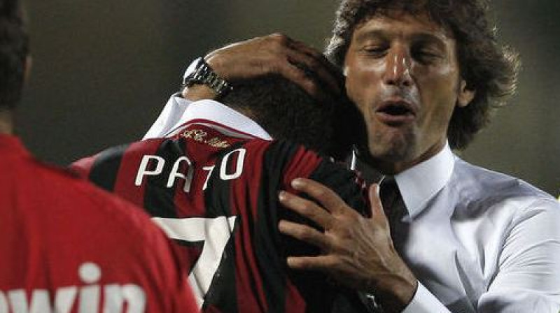 Treneris Leonardo apsveic Pato
Foto: AFP