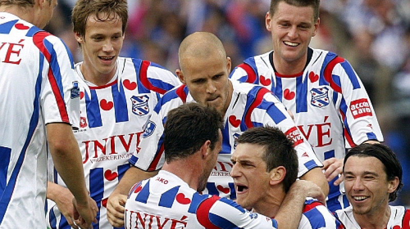 "SC Heerenveen" spēlētāji svin vārtu guvumu.
Foto: AFP