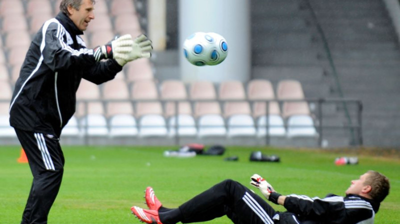 Andrim Vaņinam vārtsargu treneris Aleksandrs 
Kulakovs uzmanību pievērsa visai lielu treniņa daļu
Foto: Romans Kokšarovs, Sporta Avīze, f64