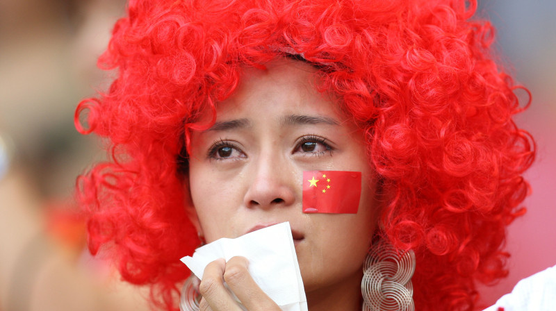 Skatītājas reakcija pēc Ļu Sjana izstāšanās Olimpiskajās spēlēs Pekinā.
AFP PHOTO