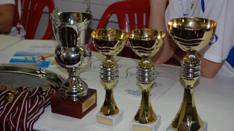 Skolu sacensību uzvarētāju trofejas
Foto: Jelgavas 1. ģimnāzija