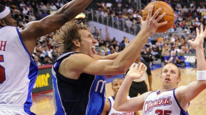 ''Clippers'' cenšas apturēt ''Mavericks'' līderi Dirku Novicki
Foto: AP/Scanpix