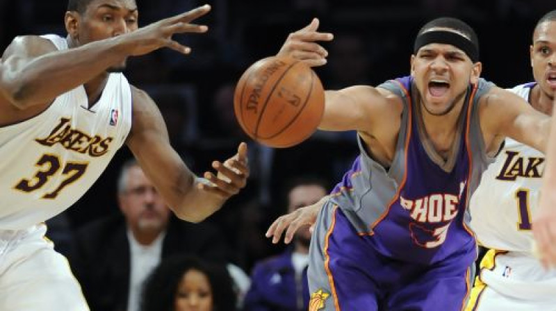 "Lakers" apspēlē "Suns" 
Foto: AP/Scanpix