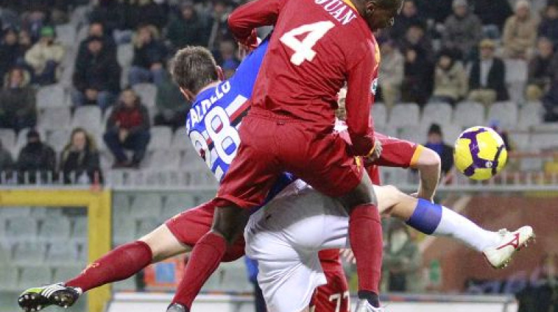 Cīņa par bumbu ''Sampdoria'' - ''Roma'' spēlē
Foto: digitale/Scanpix