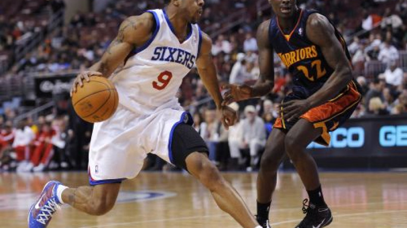 Uzbrukumā Andrē Iguodala (''76ers'') 
Foto: AP/Scanpix