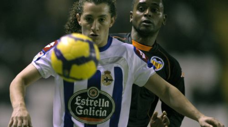 Pēc bumbas lūko Andress Guardado ("Deportivo") un Migels ("Valencia")