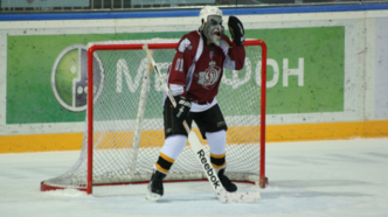 Arī faniem ir iespēja uzspēlēt hokeju, kurā rezultāts nav svarīgs, bet atmosfēra gan.
Foto: www.hokejs2010.lv