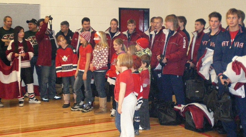 Latvijas izlases U-20 hokejisti Junitī vidusskolā.
Foto: UCHSJrGameNews, flickr.com