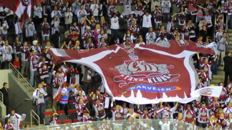 "Dinamo" fani. No viņiem 30 dodas uz Sibīriju.
Foto: Inese Krūmiņa, www.hokejs2010.lv