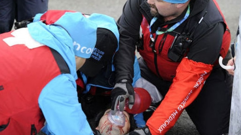 Ārsti sniedz palīdzību gruzīnu sportistam Nodaram Kumaritašvili. 
Foto:  AFP PHOTO/Peter PARKS/Scanpix