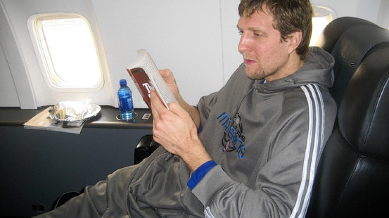 Dirks Novickis lidmašīnā lasa
Foto: Hannah Karp, The Wall Street Journal