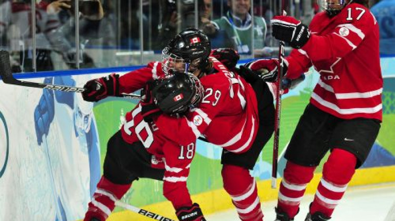 Kanādas hokejistes līksmo
Foto: AFP/Scanpix