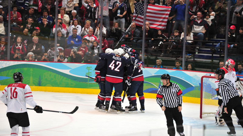 ASV hokejisti atzīmē vārtu guvumu
Foto: AP/Scanpix