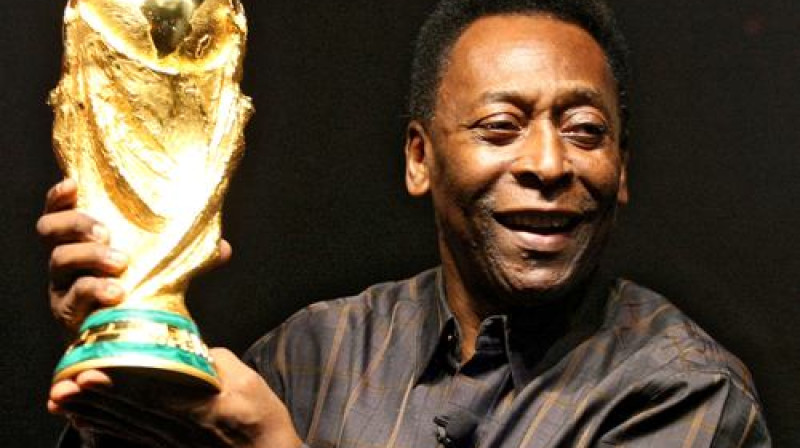 Pele ar Pasaules kausa trofeju
Foto: AFP/Scanpix