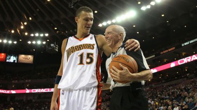 Andris Biedriņš tērzē ar tiesnesi 
Foto: AFP/Scanpix