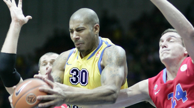 Ronalds Burels CSKA spēlētāju ielenkumā.
Foto: AFP/Scanpix