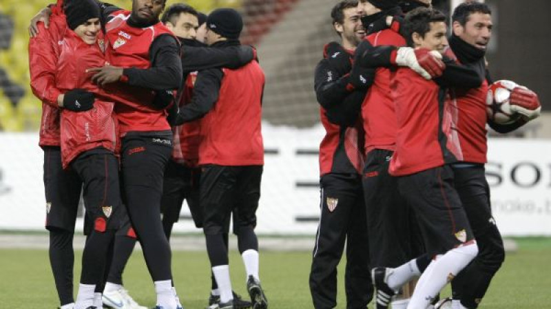 "Sevilla" futbolisti draudzīgi iesildās treniņā Lužņikos 
Foto: AP/Scanpix