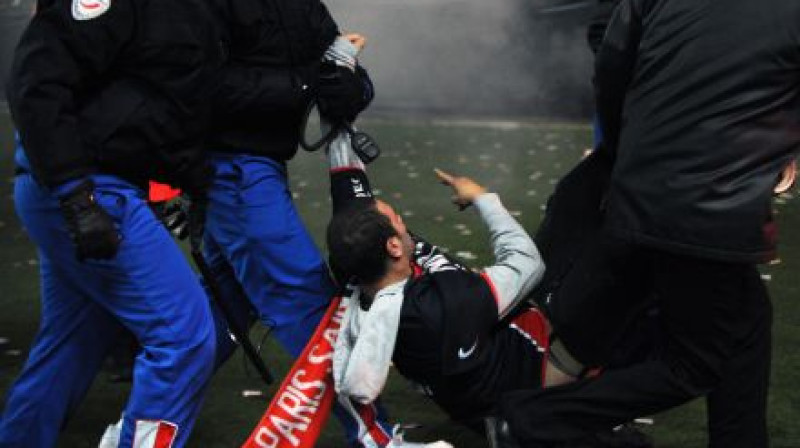 Policija apcietina kādu "PSG" atbalstītāju
Foto: AFP/Scanpix