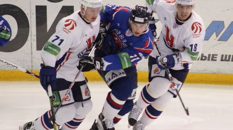 Latvijas izlases aizsargam Georgijam Pujacam (pirmais no kreisās) rītdien jāatrisina svarīgs jautājums - spēlēt vai nespēlēt ''play off''
Foto: hctorpedo.ru