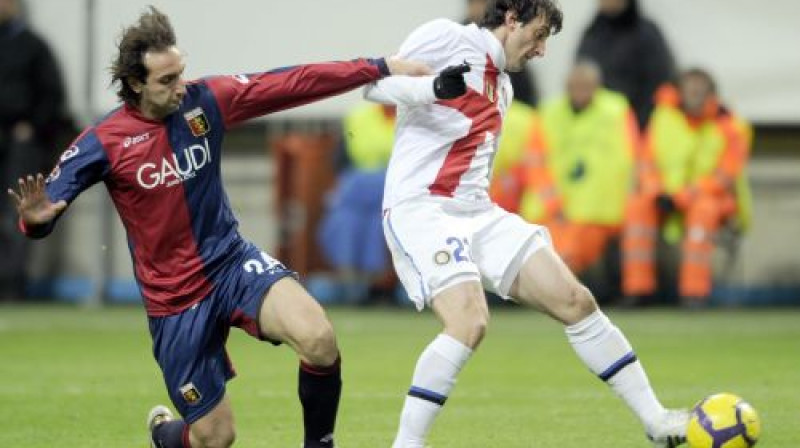 Djego Milito cīņā ar ''Genoa'' futbolistu
Foto: AFP