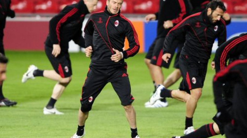 Deivids Bekhems ar kolēģiem jau iemēģinājis "Old Trafford" zālāju 
Foto: AFP/Scanpix