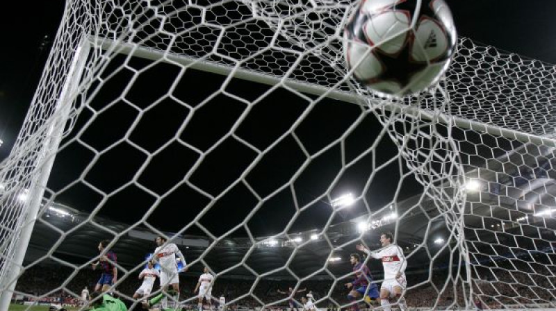 Vai Zlatans Ibrahimovičs arī šovakar raidīs bumbu "Stuttgart" vārtos? 
Foto: AP/Scanpix