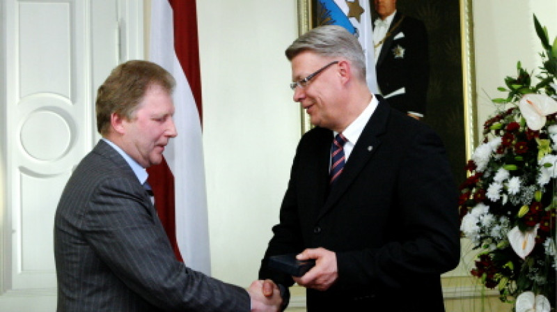 Latvijas Valsts prezidents Valdis Zatlers pasniedz Triju Zvaigžņu ordeni Aleksandram Starkovam.