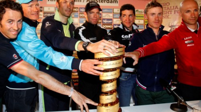 "Giro d'Italia" uzvarētāja trofeja vairāku šī gada velobrauciena favorītu ielenkumā
Foto: AP/ Scanpix