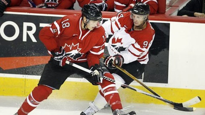 Kanādas izlases kapteinis Raiens Smits guvis traumu (no labās).
 Foto: AP/Scanpix