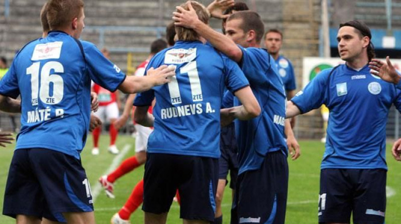 Artjoms Rudņevs tiek sveikts pēc vārtu guvuma
Foto: www.ztefc.hu