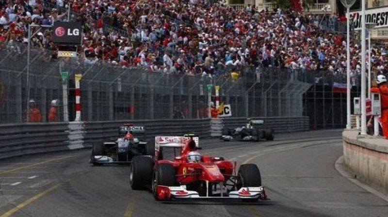 Fernando Alonso (priekšā) un Mihaels Šūmahers (aizmugurē) šodien cīnījās līdz finišam
Foto: Digitale/Scanpix