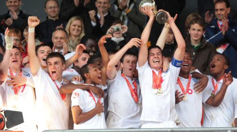 Anglijas futbolisti ar izcīnīto trofeju
Foto: AFP/ Scanpix