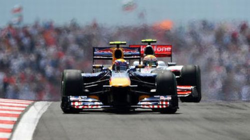 "Red Bull" pilots Marks Vēbers (priekšplānā) un Lūiss Hamiltons no "McLaren"
Foto: AFP/Scanpix