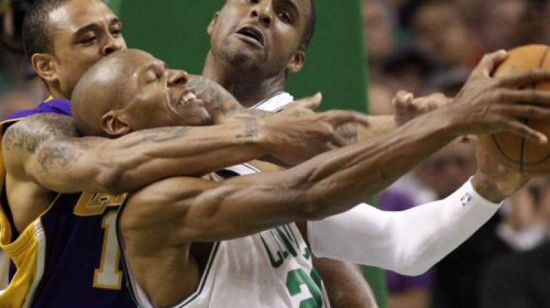 "Lakers" basketbolisti zina, kā jāsedz Rejs Alens
Foto: AFP/Scanpix