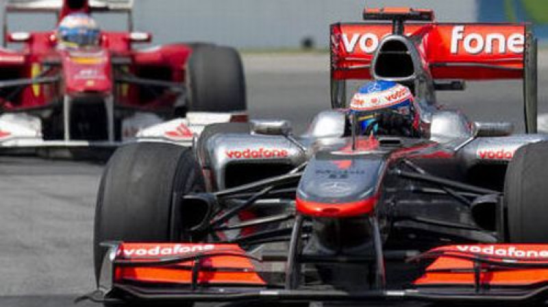 Pirmajā sezonas pusē "McLaren" bija priekšā "Ferrari". Vai pēc Fraja pievienošanās situācija kopvērtējumā mainīsies?
Foto: AFP/Scanpix