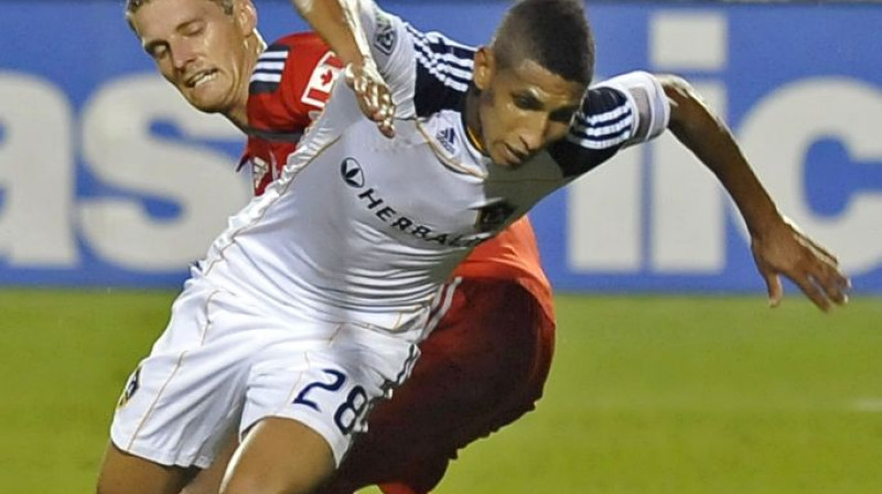 Raivis Hščanovičs (sarkanajā kreklā) cīņā
pret Šonu Frenklinu no "LA Galaxy"
Foto: AFP/Scanpix