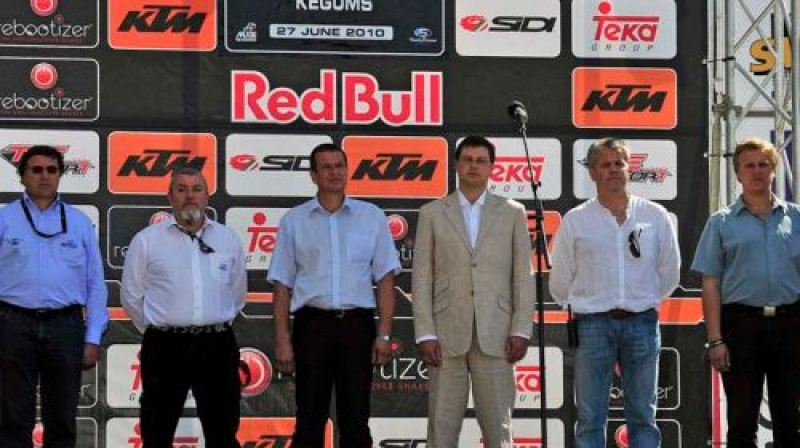 Džuzepe Longo (otrais no kreisās), Valdis Dombrovskis (trešais no labās) un Salvis Freimanis (otrais no labās)
Foto: www.motocrossmx1.com
