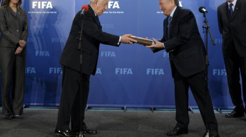 Austrālijas Futbola federācijas prezidents Franks Lovijs pasniedz FIFA prezidentam Zepam Blateram pieteikumu PK rīkošanai
Foto: AFP/Scanpix