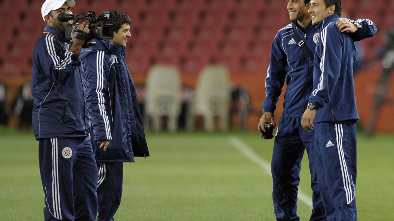 Vai Justo Villars un Edgars Benitezs priecīgi pozēs arī pēc ceturtdaļfināla? 
Foto: AFP/Scanpix