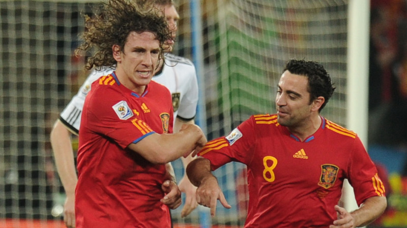 Karls Pujols un Havi ir divi no daudzajiem Spānijas izlases futbolistiem, kas ikdienā ir saspēlējušies "Barcelona" sastāvā.
Foto: AFP