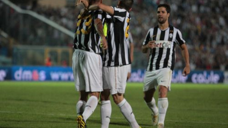 ''Juventus'' futbolisti atzīmē vārtu guvumu
Foto: digitale/Scanpix