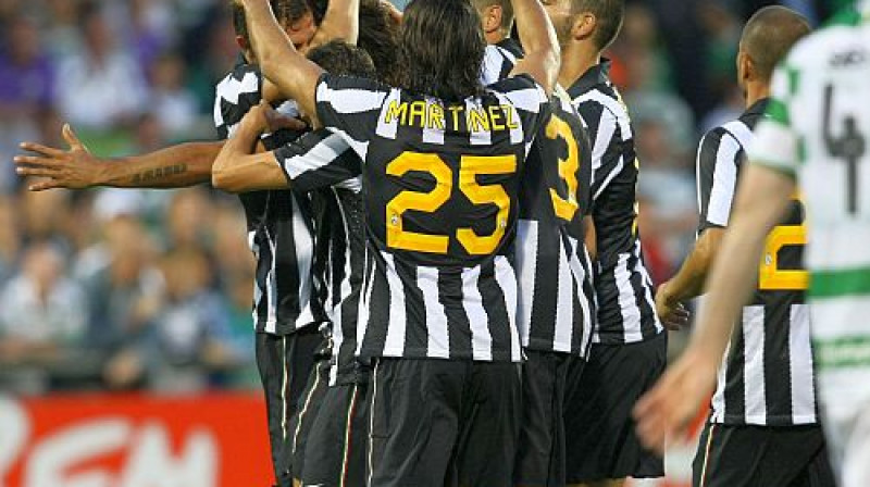 "Juventus" futbolisti atzīmē vārtu guvumu
Foto: AFP/Scanpix Sweden