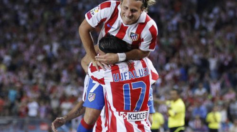 Madrides "Atletico" futbolisti atzīmē vārtu guvumu
Foto: AP/Scanpix