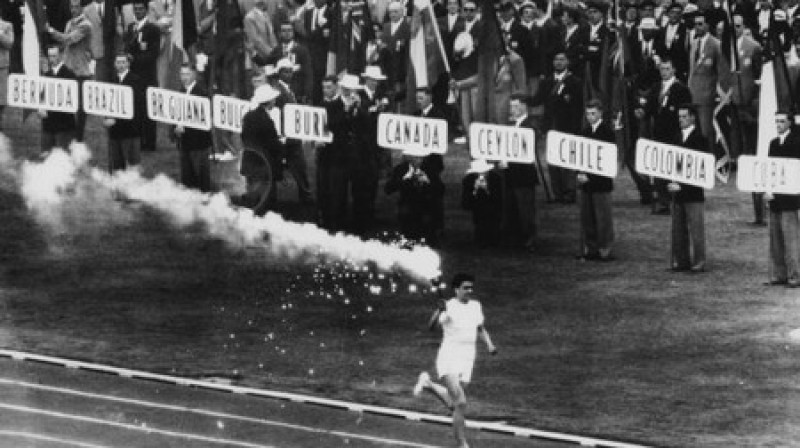 1956. gada Melburnas spēlēs Latvijas vairs nebija, bet latviešus varēja atrast daudzu valstu komandās...
Foto: 1956.com