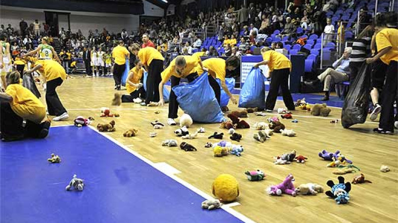 Pirmajā mājas spēlē Šopronā "MKB Euroleasing" rīkoja labdarības akciju, vācot bērniem mīkstās rotaļlietas
Foto: wb-sopron.com