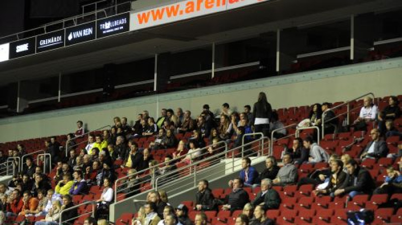 Diezin vai VEF basketbolistiem bija ļoti patīkami spēlēt vairāk nekā pustukšu "Arēnas Rīga" tribīņu priekšā. Kaut kas jādara, lai tā nebūtu.
Foto: Romāns Kokšarovs, Sporta Avīze.