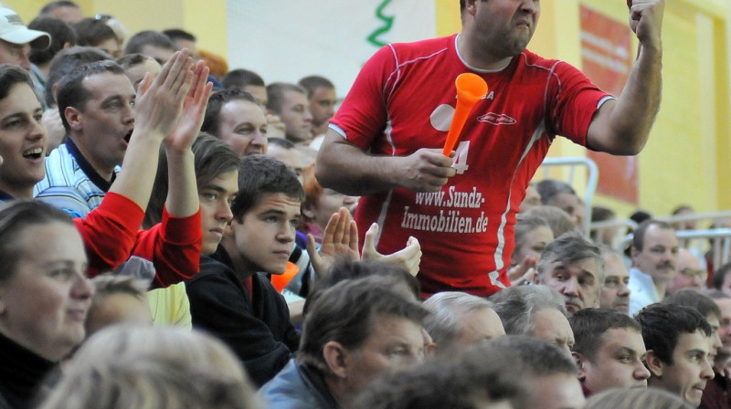 Tribīnes Latvijas un Vācijas spēlē bija pārpildītas un tās līdz pēdējām sekundēm dzīvoja līdzi notikumiem laukumā. 
Foto: Romualds Vambuts