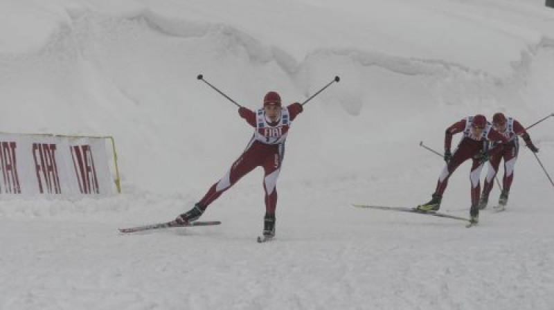 Latvijas slēpotāji finiša taisnē.
Foto: www.infoski.lv